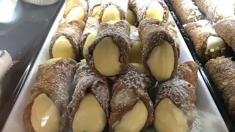 Tray of cannoli